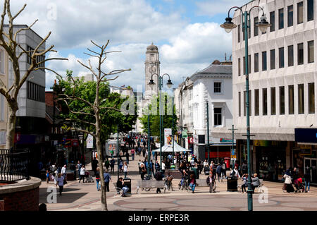 Vista lungo George Street, Luton, Bedfordshire, England, Regno Unito Foto Stock