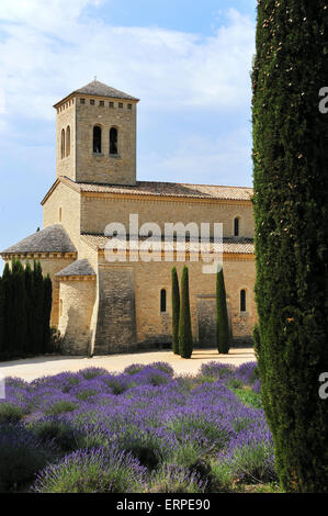 Abbey Sainte-Madeleine con lavanda, vicino a Le Barroux Foto Stock