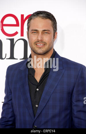 Taylor Kinney presso il Los Angeles premiere di 'l'altra donna" tenutasi presso il Regency Village Theatre di Los Angeles. Foto Stock