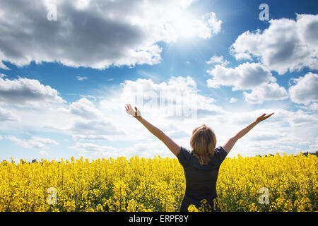 Giovane donna sul campo rapesed Foto Stock
