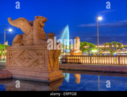 Lion statua vicino a Brunswick monumento di notte a Ginevra, Svizzera, HDR Foto Stock