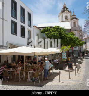 Il vecchio centro storico di Lagos in Algarve in Portogallo meridionale cafe bar con i clienti Foto Stock