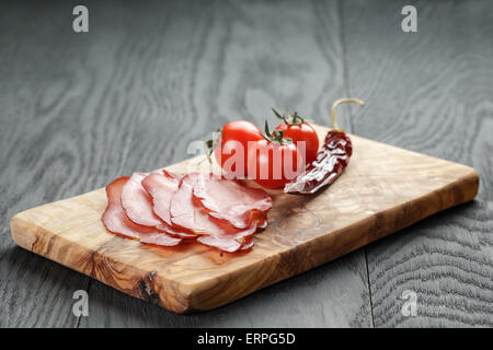 Prosciutto affumicato prsut con pomodorini e peperoncino Foto Stock