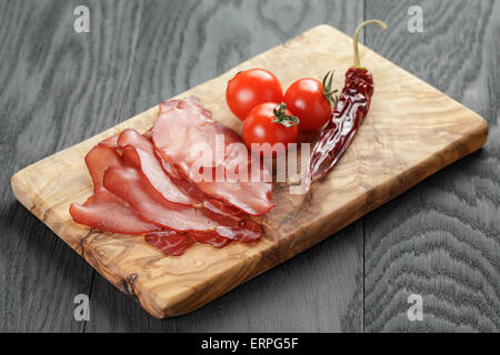 Prosciutto affumicato prsut con pomodorini e peperoncino Foto Stock