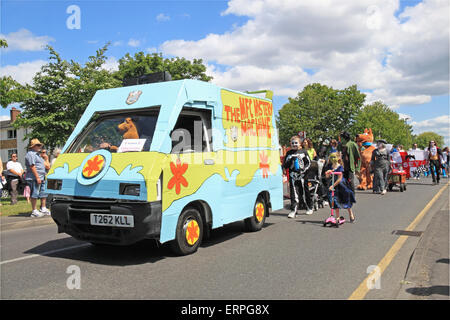 Scooby Doo Mystery Machine da Molesey Football Club, Molesey sfilata di carnevale. Sabato 6 Giugno 2015. Molesey Surrey, Inghilterra, Regno Unito. Processione annuale di carri allegorici a tema seguita da villaggio sempre fiera tenutasi il primo sabato di giugno. Foto Stock