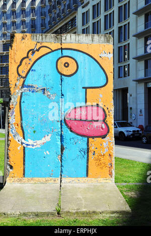 Graffiti sulle sezioni del muro di Berlino da Thierry Noir Foto Stock