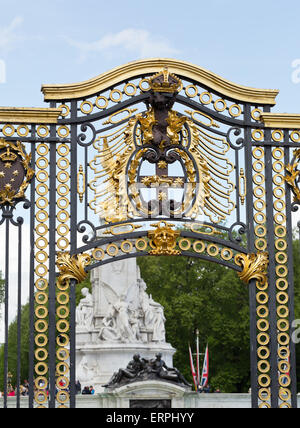 Dettaglio del cancello sulla strada dritti a Buckingham palace - Londra, Gran Bretagna, Europa Foto Stock