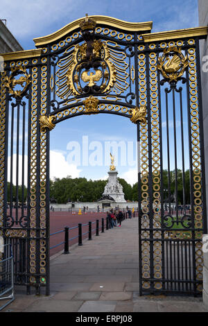 Cancello sulla strada dritti a Buckingham palace verso Victoria Memorial statua - Londra, Gran Bretagna, Europa Foto Stock