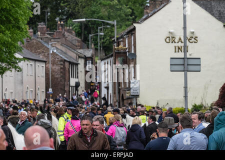 Appleby in Westmorland, Cumbria Regno Unito. Il 6 giugno 2015. Membri del Regno Unito di zingari e nomadi europee convergono sulla northern cittadina inglese di Appleby. Fiere del cavallo è stato tenuto nella città , in alto la Pennine colline di Inghilterra Settentrionale dal 1685. Per i membri degli zingari e dei nomadi europee è un opportunità di acquistare e vendere i cavalli e di incontrare vecchi amici, ma l'evento ha sempre guadagnato una reputazione per il pericolo causato da pedoni e cavalli come essi vengono azionati a velocità lungo una stretti vicoli in e attorno alla città. Credito: Ian Wray Alamy Live News. Foto Stock