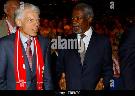 Stuttgart, Germania. Il 6 giugno, 2015. Il presidente della Chiesa protestante di Germania congresso, Andreas Barner (sinistra), è raffigurato con Kofi Annan (a destra), l'ex Segretario Generale delle Nazioni Unite. Credito: Michael Debets/Pacific Press/Alamy Live News Foto Stock