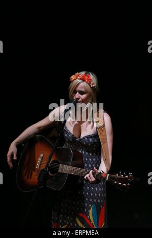 Francoforte, Germania. Il 6 giugno, 2015. Sofia Talvik canta presso il teatro internazionale di Francoforte, in Germania, il 6 giugno 2015. Sofia Talvik è un musicista svedese e il cantautore. La sua musica spesso unisce elementi di folk e pop; utilizza anche un sacco di strumenti acustici nelle sue canzoni, compresi i violini, violoncelli, tromboni, e chitarra acustica. Credito: Luo Huanhuan/Xinhua/Alamy Live News Foto Stock