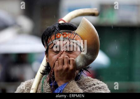 (150607) -- TEMUCO, 7 giugno 2015 (Xinhua) -- Immagine presa su agosto 25, 2009 mostra un membro della comunità indigena Mapuche, partecipando durante un comizio nella città di Temuco, capitale della provincia Cautin e La regione Araucania, Cile. Temuco è situato a circa 600 km dalla capitale città di Santiago e ha una grande varietà di spazi naturali come il Monumento Naturale Cerro Nielol, un protected area selvaggia nel cuore della città con piccole lagune, ristoranti e ampie aree verdi per godere di un picnic. Per conoscere la storia di Temuco e la regione è possibile visitare la regi Foto Stock