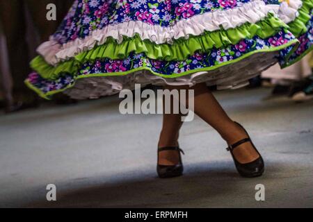 (150607) -- TEMUCO, 7 giugno 2015 (Xinhua) -- Immagine presa il 7 settembre 17, 2014 mostra una donna che balla il genere musicale di 'cueca', durante la fase di apertura del XVI Settimana di tradizioni cilene presso il Parco Sofo nella città di Temuco, capitale della provincia Cautin e La regione Araucania, Cile. Temuco è situato a circa 600 km dalla capitale città di Santiago e ha una grande varietà di spazi naturali come il Monumento Naturale Cerro Nielol, un protected area selvaggia nel cuore della città con piccole lagune, ristoranti e ampie aree verdi per godere di un picnic. Per conoscere la storia di Temuco un Foto Stock