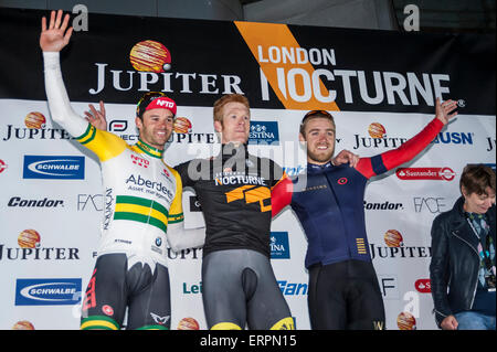 Londra, Regno Unito. Il 6 giugno 2015. (L a R) Steele Von Hoff (2a), Ed Clancy (1a) e Chris Lawless (3rd) sul podio dopo il Santini Elite Criterium, come la nona edizione della premiata Giove London Nocturne colpisce le strade di Farringdon. La manifestazione porta il criterium migliori racing per il veloce e tecnico circuito di gara intorno al mercato Smithfield, con un mix di elite e gare amatoriali per il maschio e la femmina piloti. Credito: Stephen Chung / Alamy Live News Foto Stock