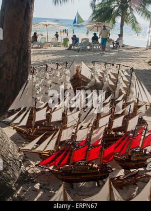 Modelli di navi in vendita ai turisti sulla spiaggia di Boracay, Filippine Foto Stock