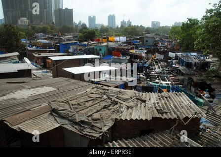 Panni lavati essiccazione su tetti di case a Mahalaxmi Dhobi Ghat aperto lavanderia a gettoni, Mumbai, Maharashtra, India. Foto Stock