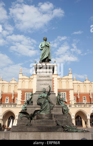 La Polonia, Cracovia, Città Vecchia, Adam Mickiewicz monumento - poeta romantico polacco e il panno Hall (Sukiennice). Foto Stock