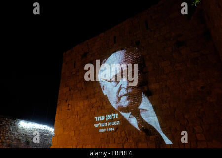 Gerusalemme - Israele 06 Giugno 2015: una luce che mostra la proiezione con il terzo presidente israeliano Zalman Shazar nella vecchia città durante il Festival di Gerusalemme di luce in Israele che si svolge annualmente intorno alla città vecchia con effetti speciali di illuminazione siti storici e mostra il lavoro di importanti artisti internazionali. Foto Stock