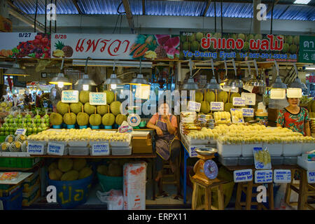 Durian alla fantasia o Tor Kor mercato agricolo a Bangkok, in Thailandia Foto Stock