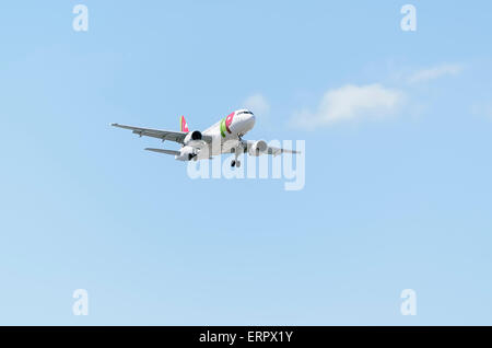 -Aeromobili Airbus A319-111-, di -TAP Portugal- compagnia aerea, atterraggio su Madrid-Barajas : Adolfo SUAREZ- aeroporto. Foto Stock