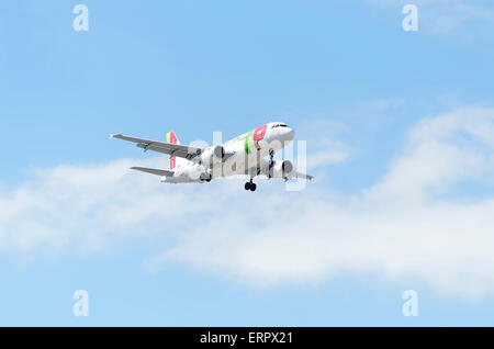 -Aeromobili Airbus A319-111-, di -TAP Portugal- compagnia aerea, atterraggio su Madrid-Barajas : Adolfo SUAREZ- aeroporto. Foto Stock