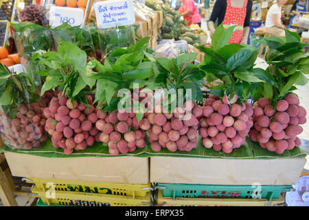 Litchi freschi alla fantasia o Tor Kor mercato agricolo a Bangkok, in Thailandia Foto Stock