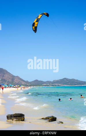 Blue Beach con persone e kite surf in un giorno di estate come sfondo Foto Stock