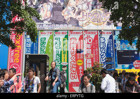 ANIME ad sulla parete di un negozio ad Akihabara Foto Stock