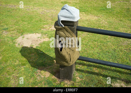 Lasciato alle spalle di abbigliamento per bambini nel parco giochi Foto Stock