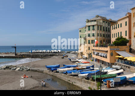 Una vista sul porto di Bogliasco, Italia Foto Stock