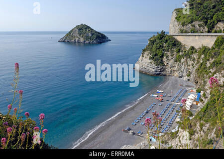 Una camera con vista del mare su th lido delle sirene beach, Bergeggi, Italia Foto Stock