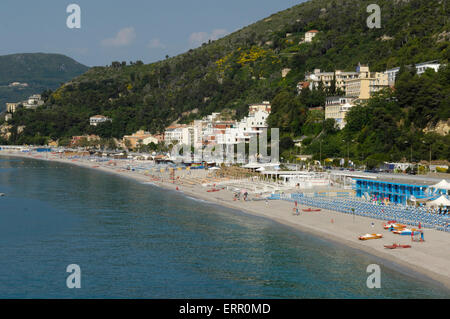 Una vista mare sulla spiaggia di Spotorno Liguria Foto Stock