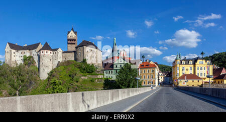 La storica città vecchia medievale di Loket nad Ohri vista dal ponte Foto Stock