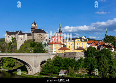 Colorato centro storico di Loket nad Ohri, regione Karlovy Vary, Boemia occidentale, Repubblica Ceca Castello di Loket sulla roccia, Ponte che attraversa il fiume Foto Stock