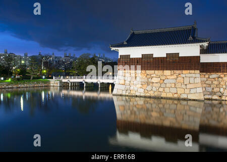 La torre e il fossato del castello di Hiroshima al crepuscolo, Hiroshima, Prefettura di Hiroshima, Giappone Foto Stock