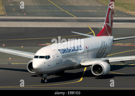 La Turkish Airlines Boeing 737-800 aereo di linea 'Amasya' Dusseldorf Germania Foto Stock