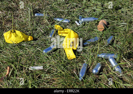 Epsom Downs, Surrey, Regno Unito. Il 7 giugno, 2015. Un mucchio di palloncini scartato e argento viles che sarebbe contenuta la "legali alta' ossido nitroso meglio noto come gas esilarante. Il mattino dopo il Derby giorno tonnellate di rifiuti sono lasciati dai frequentatori di gara dopo due giorni di gare a Epsom Downs Surrey. Credito: Julia Gavin UK/Alamy Live News Foto Stock