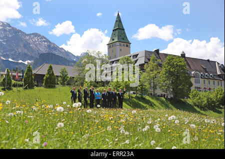 Elmau, Germania. Il 7 giugno, 2015. Consiglio presidente Donald Tusk, Giappone il Primo Ministro Shinzo Abe, Canada il Primo Ministro Stephen Harper, Presidente degli Stati Uniti Barack Obama, il Cancelliere tedesco Angela Merkel e il Presidente francese François hollande, la Gran Bretagna è il Primo Ministro David Cameron, Matteo Renzi, Primo Ministro italiano e Presidente Juncker del Presidente della Commissione Ue a Elmau, Germania, 07 giugno 2015. I capi di Stato e di governo dei sette paesi più industrializzati (G7) sono programmati per incontrare nel castello di Elmau, Baviera. Foto Stock