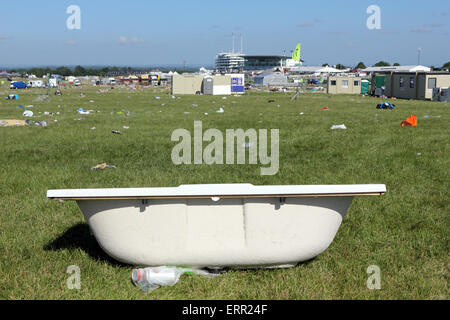 Epsom Downs, Surrey, Regno Unito. Il 7 giugno, 2015. Ciò che la regina non vedere! Mai sentito parlare di tutto ma il lavandino della cucina? Bene anche la vasca da bagno è stata lasciata sulle Downs. Il mattino dopo il Derby giorno tonnellate di rifiuti sono lasciati dai frequentatori di gara dopo due giorni di gare a Epsom Downs Surrey. Credito: Julia Gavin UK/Alamy Live News Foto Stock