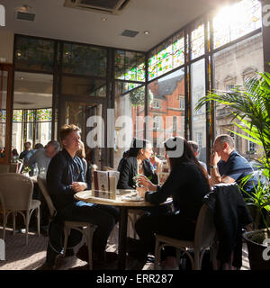 La gente seduta in un bar per il tè del pomeriggio (Betty's Cafe e sale da tè, York, Inghilterra) Foto Stock