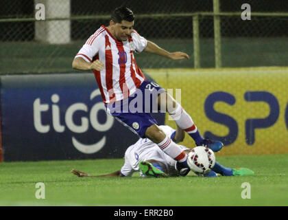 Asuncion in Paraguay. Il 6 giugno, 2015. Nestor Ortigoza del Paraguay è imbrattata di Brian Acosta di Honduras durante un internazionale amichevole a Defensores del Chaco Stadium, in Asuncion in Paraguay, il 6 giugno 2015. Credito: Stringer/Xinhua/Alamy Live News Foto Stock