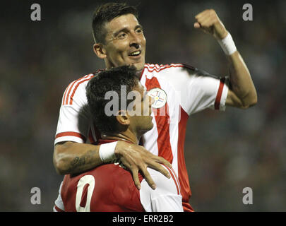 Asuncion in Paraguay. Il 6 giugno, 2015. I giocatori del Paraguay celebra un obiettivo contro l'Honduras durante un internazionale amichevole a Defensores del Chaco Stadium di Asunción, Paraguay, il 6 giugno 2015. Credito: Stringer/Xinhua/Alamy Live News Foto Stock