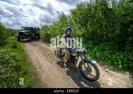 Braunton Burrows, Devon. 6th giugno 2015. Storia vivente i re-enactors prendono parte ad un servizio commerciale di D-Day che segna 71 anni dagli sbarchi di D-Day. Raffigurato a Braunton Burrows, Devon, dove le truppe americane si allenarono per l'invasione dell'Europa il 6 giugno 1944. Nella foto è raffigurato un motorista che ha preso parte all'evento che ha attirato diversi veicoli storici. Image copyright Guy harrop info@guyharrop. Credit: Guy harrop/Alamy Live News Foto Stock