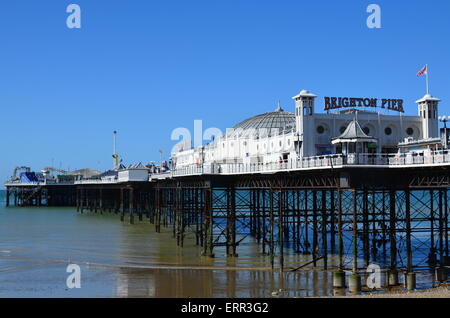 Palace Pier è stato rinominato il Brighton Pier da esso è presente del proprietario. Il piacere di Victorian pier è uno dei migliori e più ancora in piedi. Foto Stock