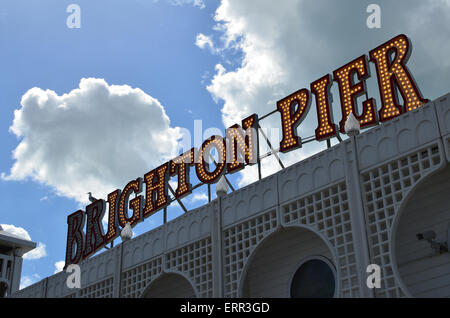 Il Brighton Pier ingresso illuminato segno. Foto Stock