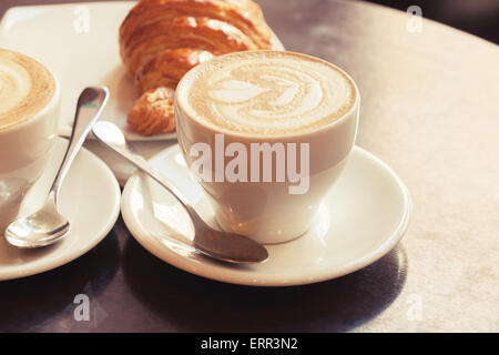 Foto di caffè, fresco in una tazza d'annata, isolato Foto stock - Alamy