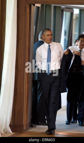 Il Presidente Usa Barack Obama arriva per la prima sessione di lavoro del Vertice G7 presso il castello di Elmau vicino a Garmisch-Partenkirchen, Germania meridionale, il 7 giugno 2015. La Germania ospita un vertice G7 presso il castello di Elmau il 7 giugno e il 8 giugno 2015. Foto: Alain Jocard dpa Foto Stock