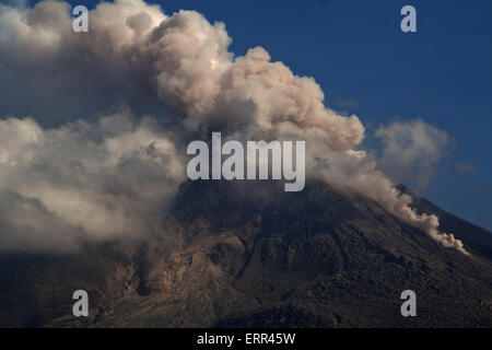 Karo, nel nord di Sumatra, Indonesia. Il 6 giugno, 2015. KARO, Indonesia - 06 giugno: una vista generale di piroclastici produca durante il Mount Sinabung eruzione del vulcano a giugno 06, 2015 in Karo, nel nord di Sumatra, Indonesia. Credito: Sijori Immagini/ZUMA filo/Alamy Live News Foto Stock