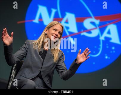 La NASA Il Vice amministratore dava Newman durante un NASA municipio riunione 19 Maggio 2015 a Washington D.C. Foto Stock