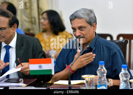 Il Ministro indiano della difesa Manohar Parrikar accoglie U.S. Il Segretario della Difesa Ash Carter per un incontro Giugno 3, 2015 a New Delhi, India. Foto Stock